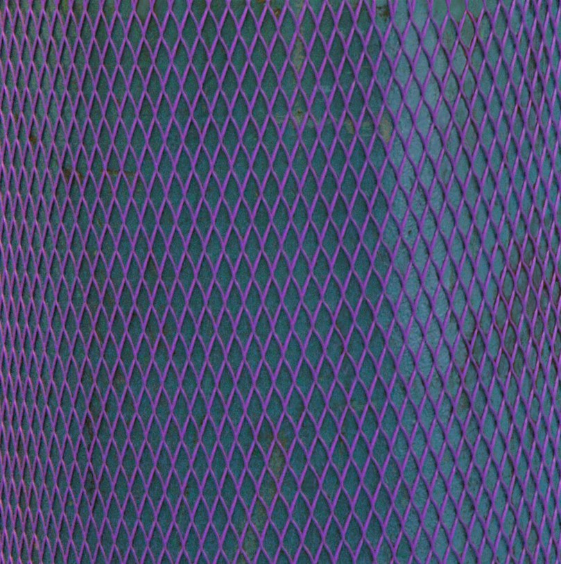 Netzschutzschlauch violett auf grünem Körper