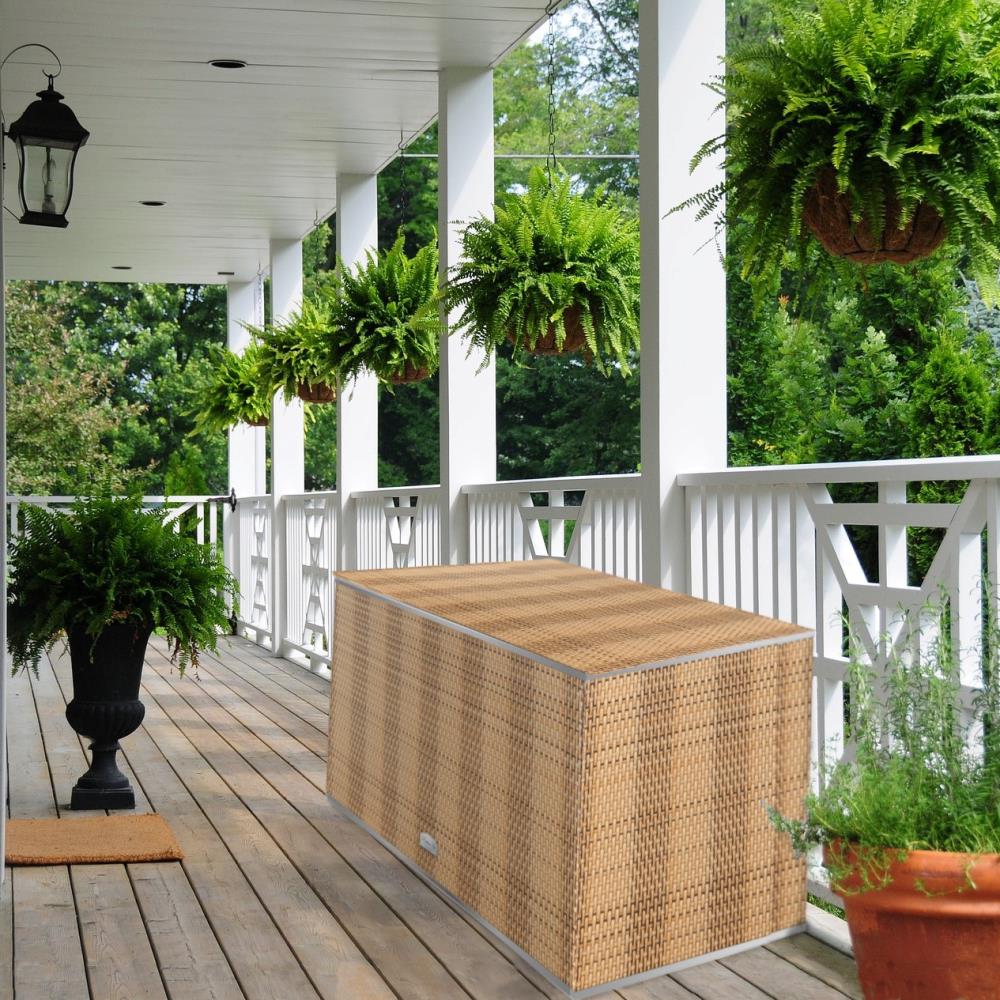 Rattan Kissenbox in strohfarben auf einer Veranda