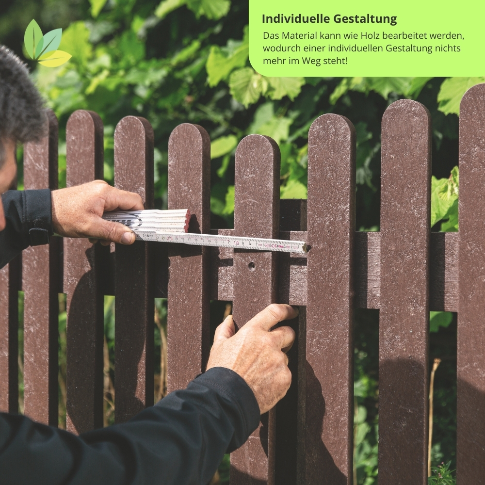 Individuelle Gestaltung brauner Zaunlatten aus Recyclingkunststoff
