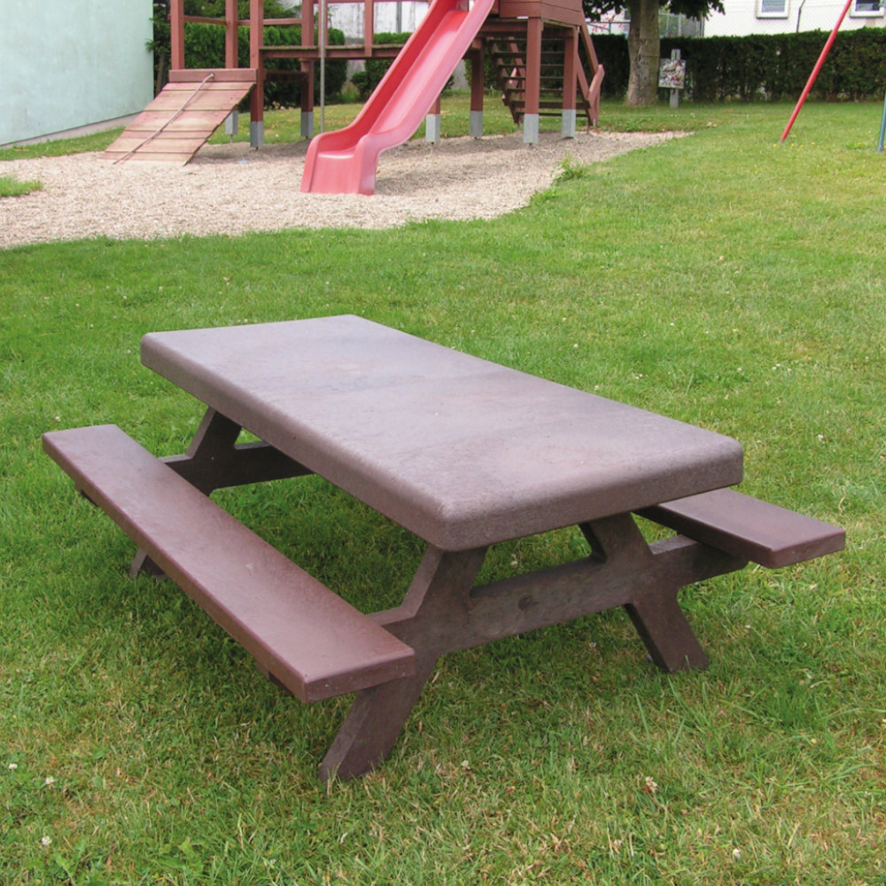 Braune Kindersitzgruppe auf Gras am Spielplatz.