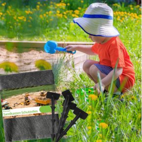 Sandkasten Schutzvlies mit Pins vor spielendem Kind in Sandkasten auf Wiese