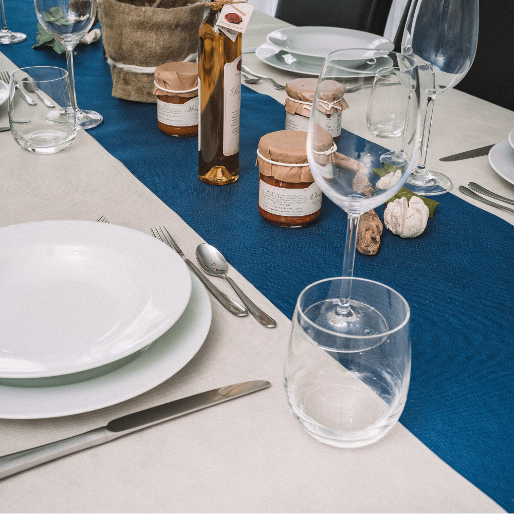 geschmückter Tisch mit blauem Tischläufer aus Vlies