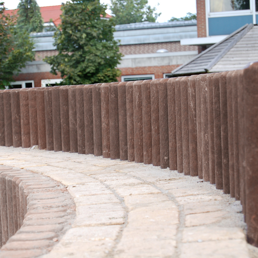 Hohlkehlpalisaden in braun als Abgrenzung