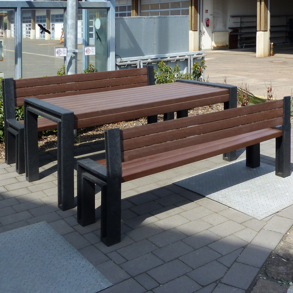 grau braune Sitzgruppe mit Lehne auf Bahnhofsplatz