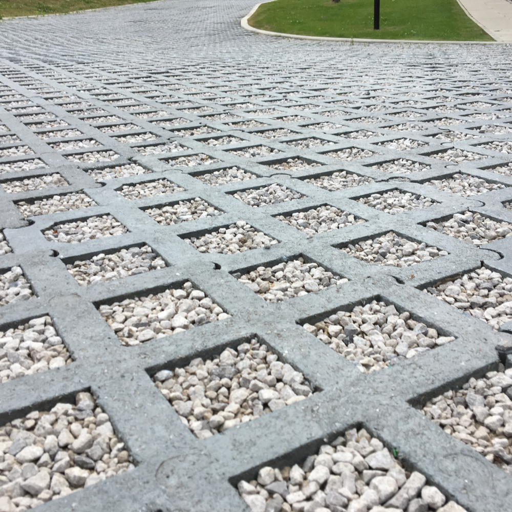 Rasengittersteine verfüllt mit Kies
