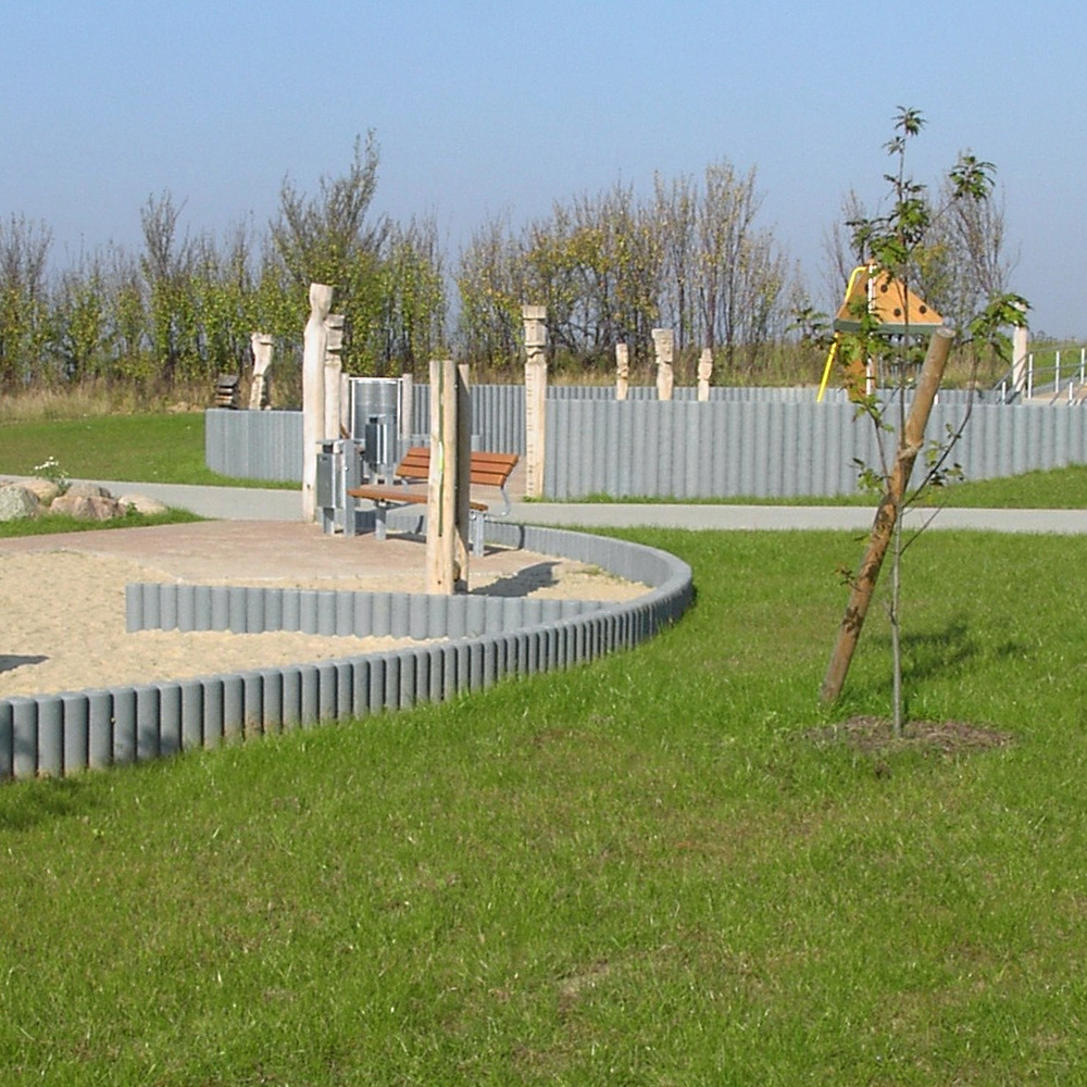 Spielplatz mit Grauen Rundpalisaden