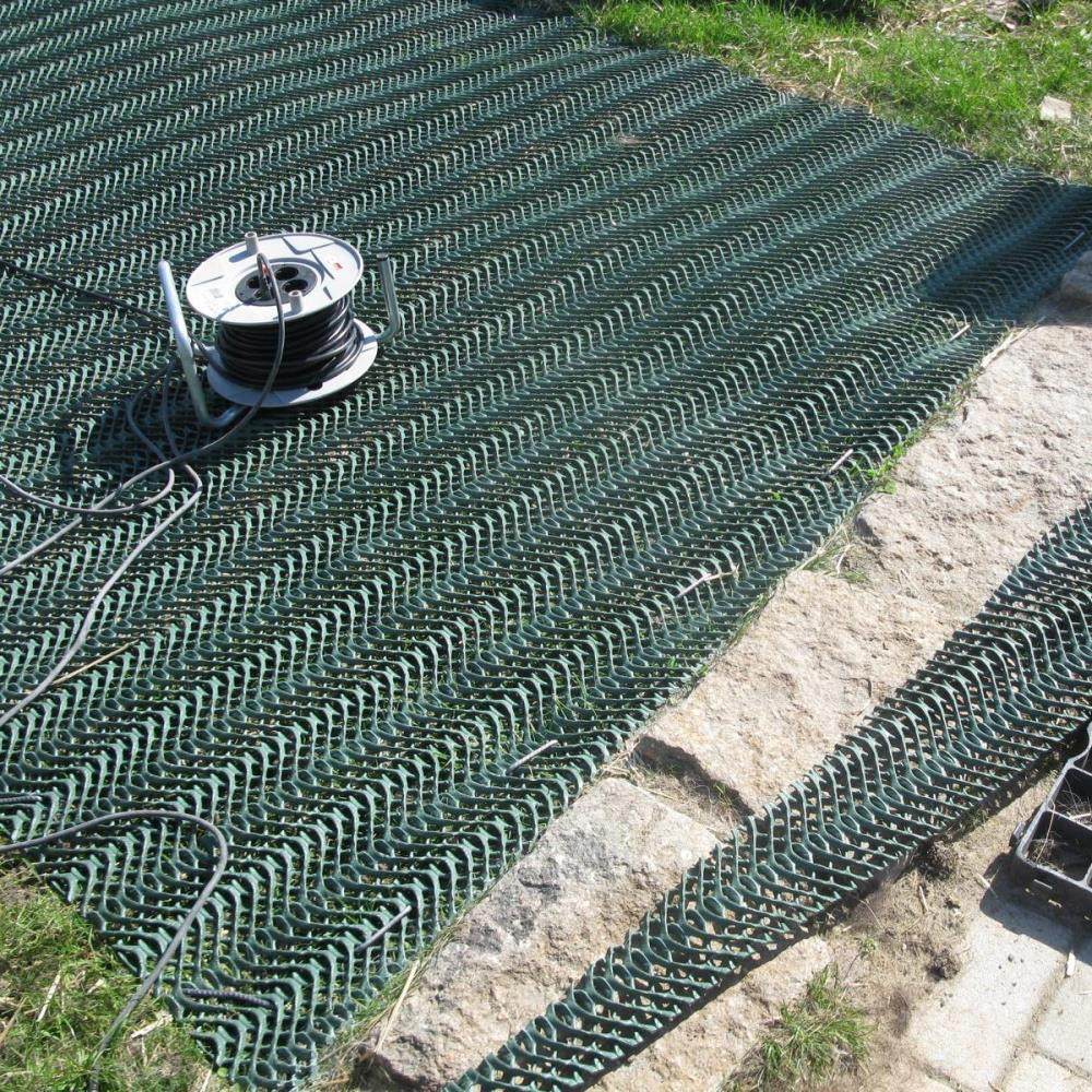 Befestigung von Rasengitter mit Bodenankern