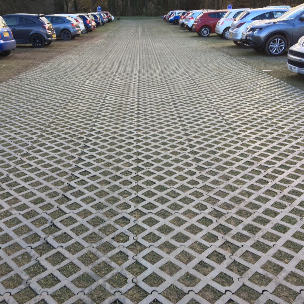 Großparkplatz mit Rasengittersteinen