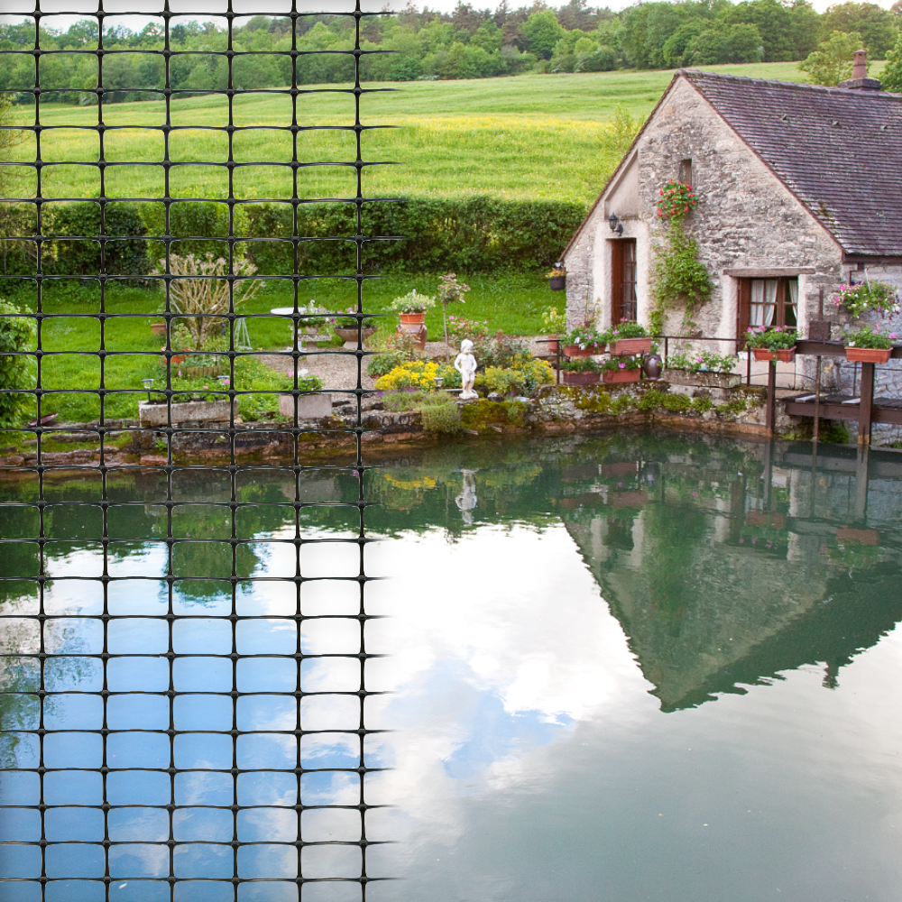 Ein Schutznetz aus Kunststoff wird vor einem schönen Garten mit Teich und Haus gezeigt