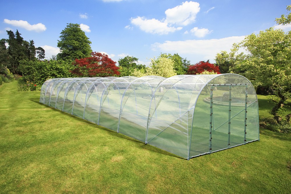 Ein Römi Classic 20 Gewächshaussystem im Garten mit den Maßen  3,5 x 20 x 2,35m