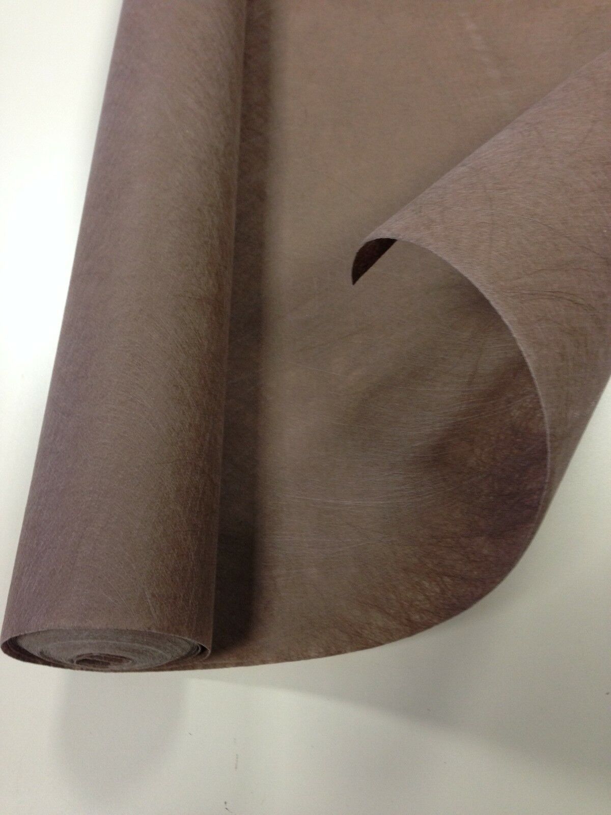 braunes Vlies auf einer Rolle