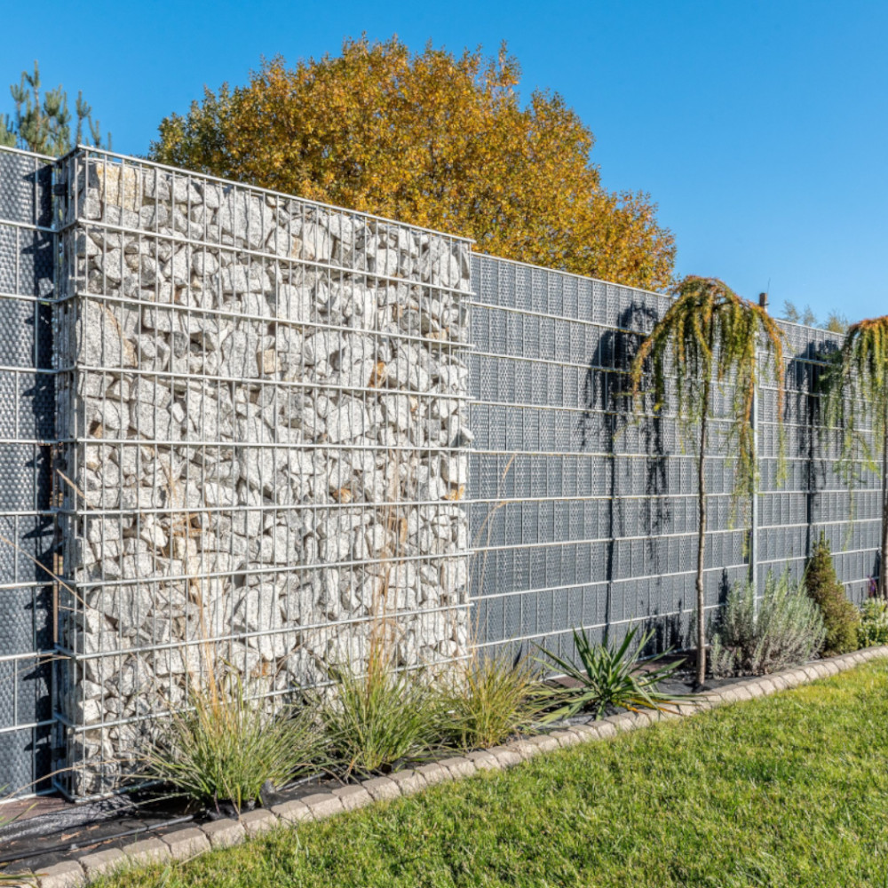 Grauer Rattansichtschutz in Doppelstabmattenzaun gepaart mit Gabionen