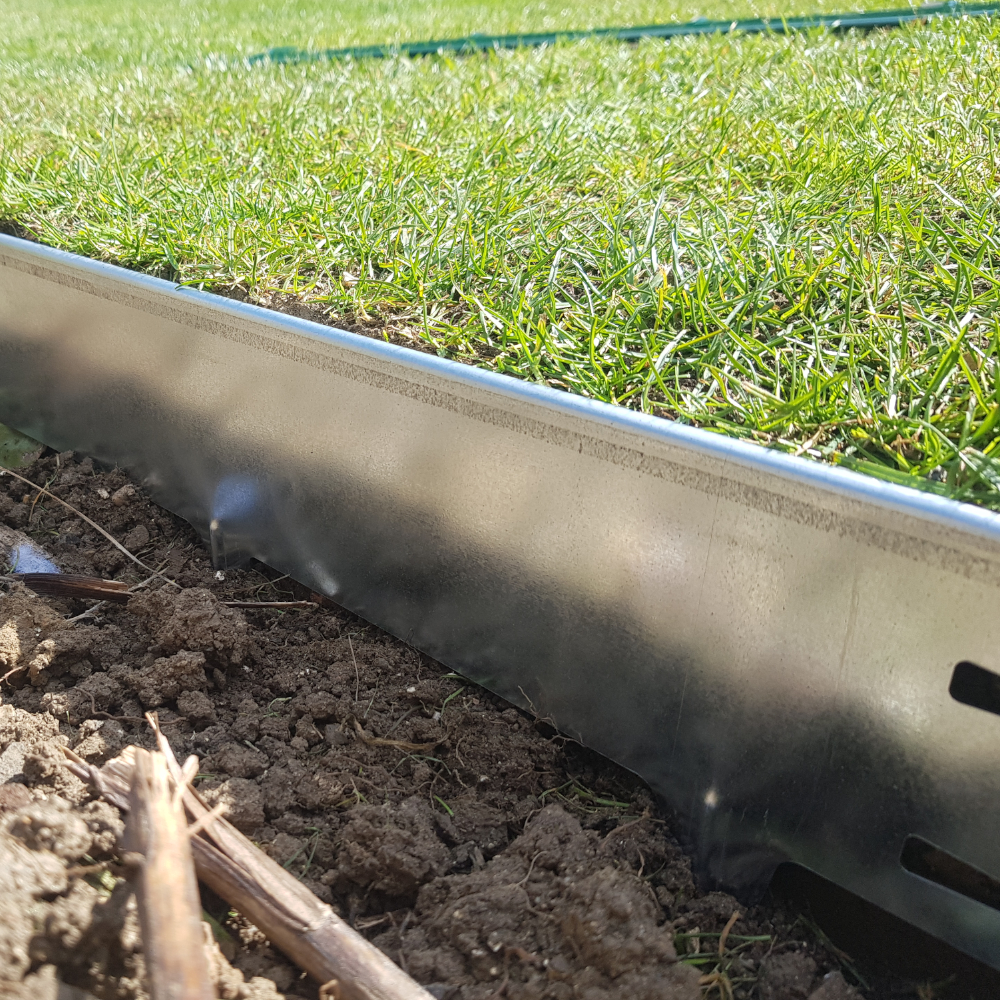 Metall Rasenkante verzinkt mit silberner Farbe