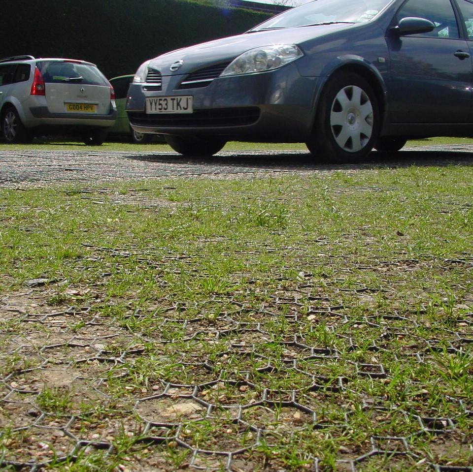 Rasenparkplatz angelegt mit Rasenwaben