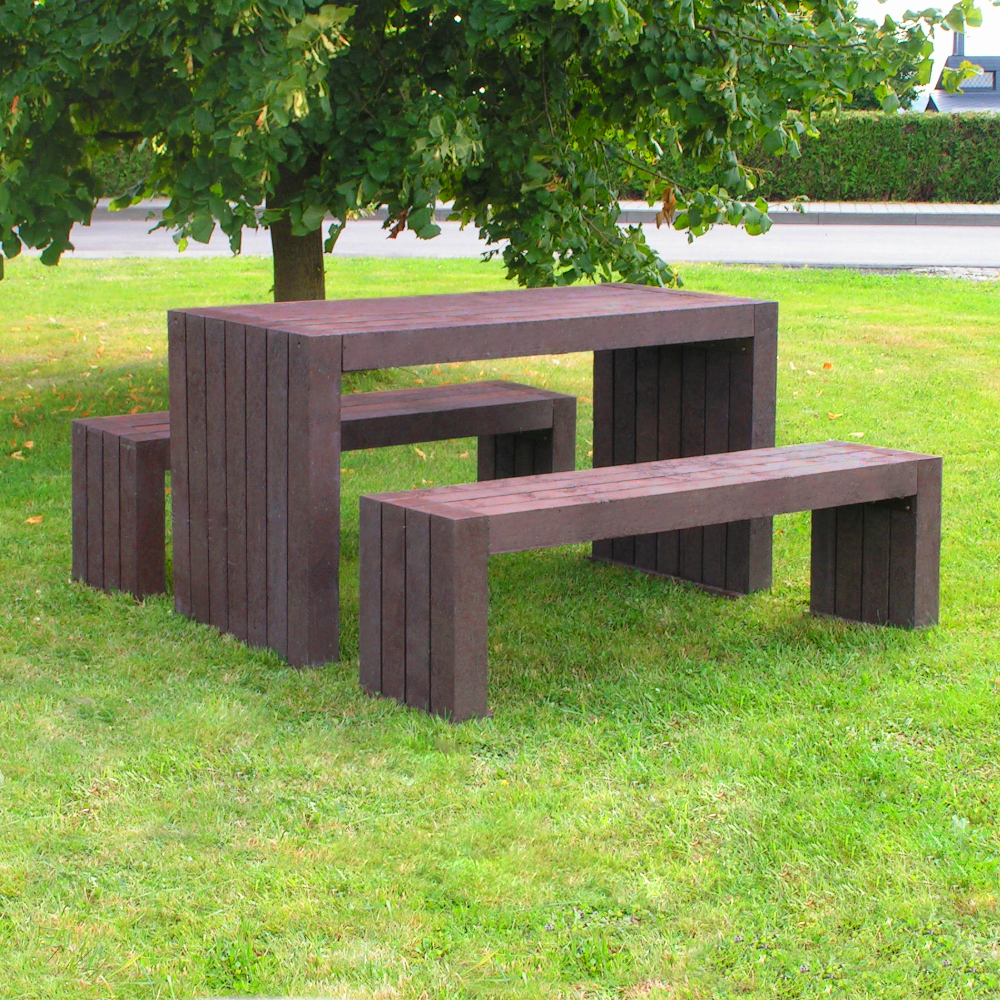 braune Sitzgruppe auf Wiese