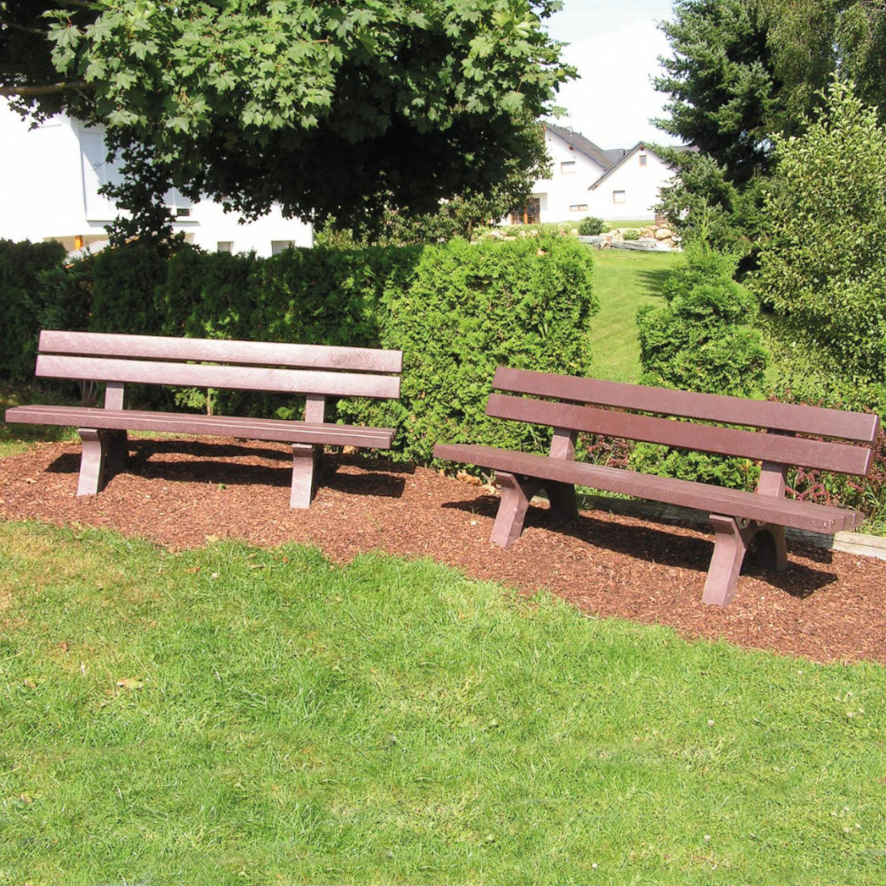 zwei Piccadilly Bänke im Park