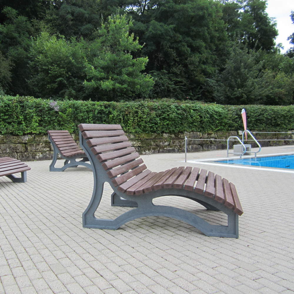 braune Liegebank Aveto am Pool / Schwimmbad