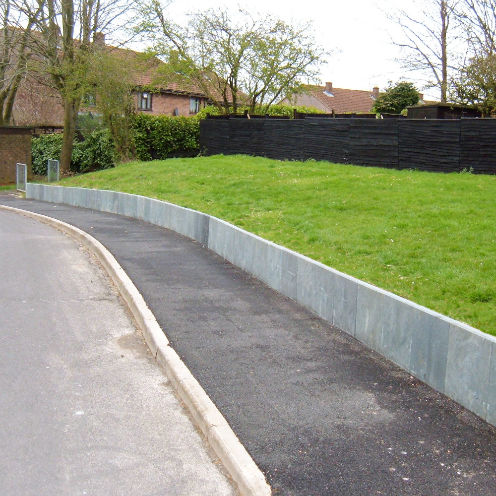 L-Steine am Straßenrand