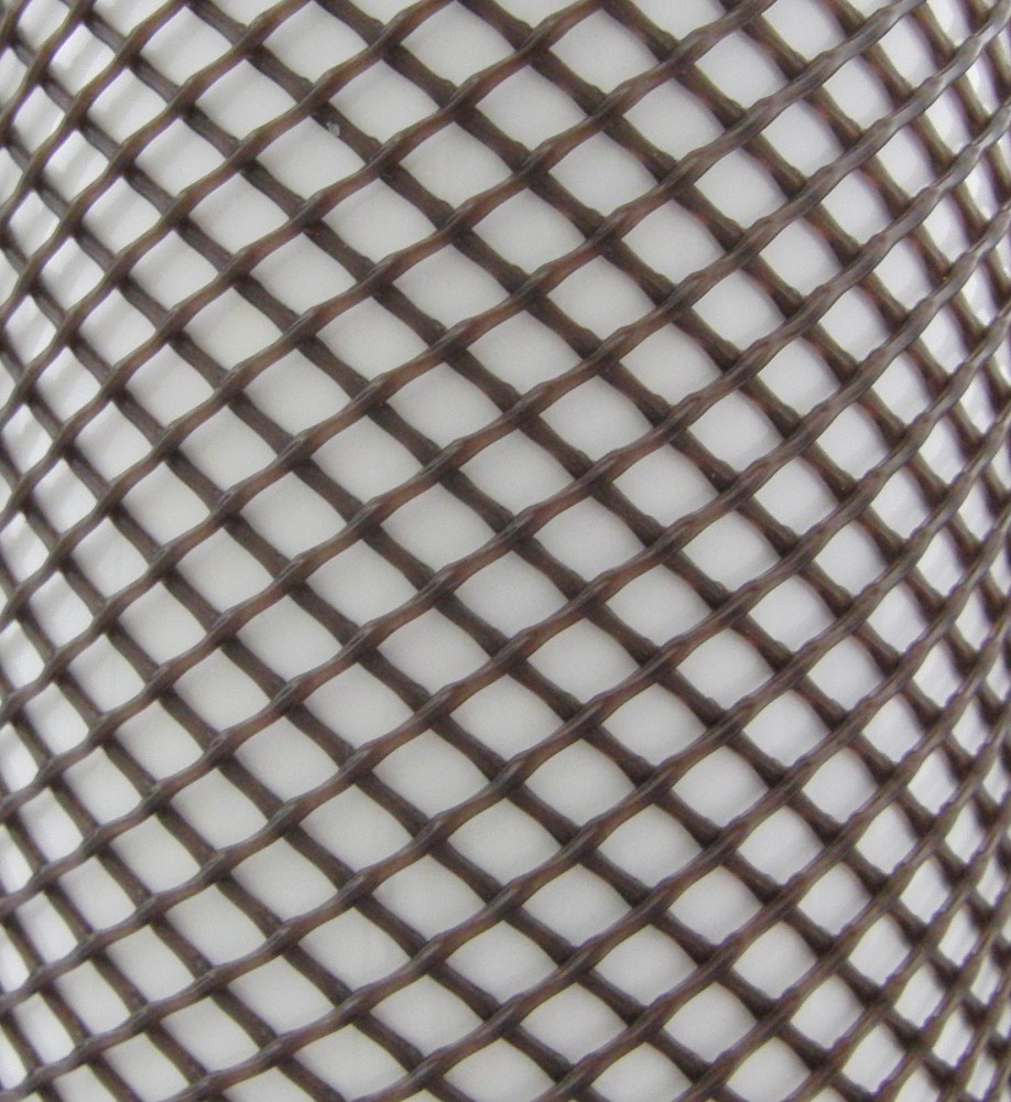 Netzschutzschlauch braun auf weissem Gegenstand