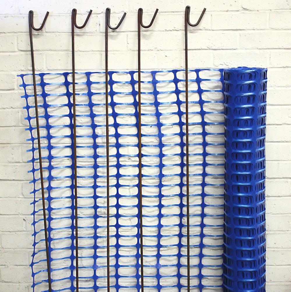 Blauer Warnzaun mit Stahlstangen