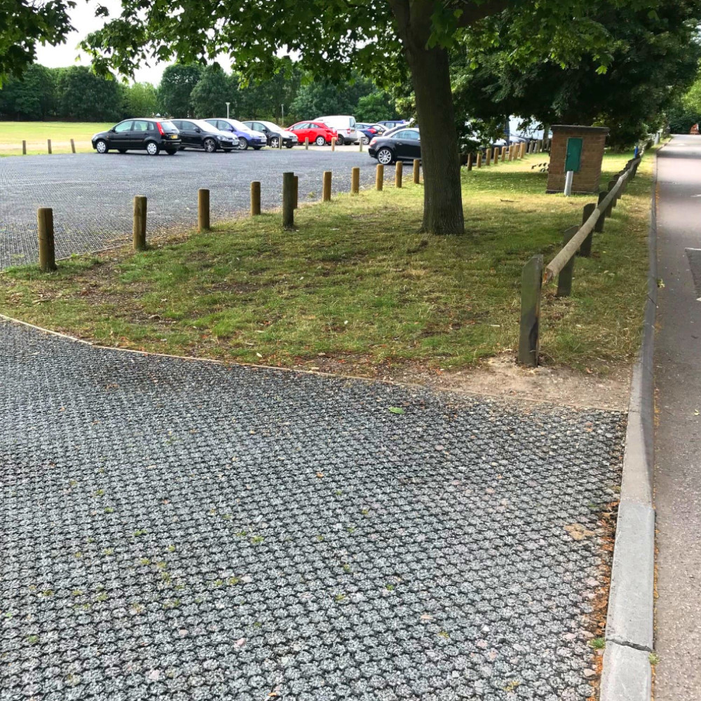 Parkplatz Auffahrt mit Rasengitter