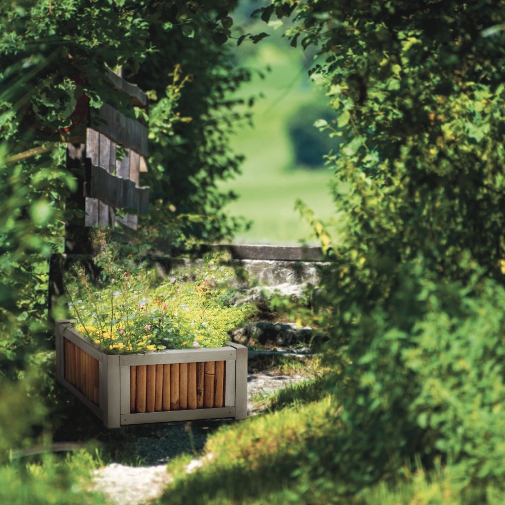 Hochbeet aus Edelstahl mit Seiten aus Bambus, bepflanzt im Landgarten