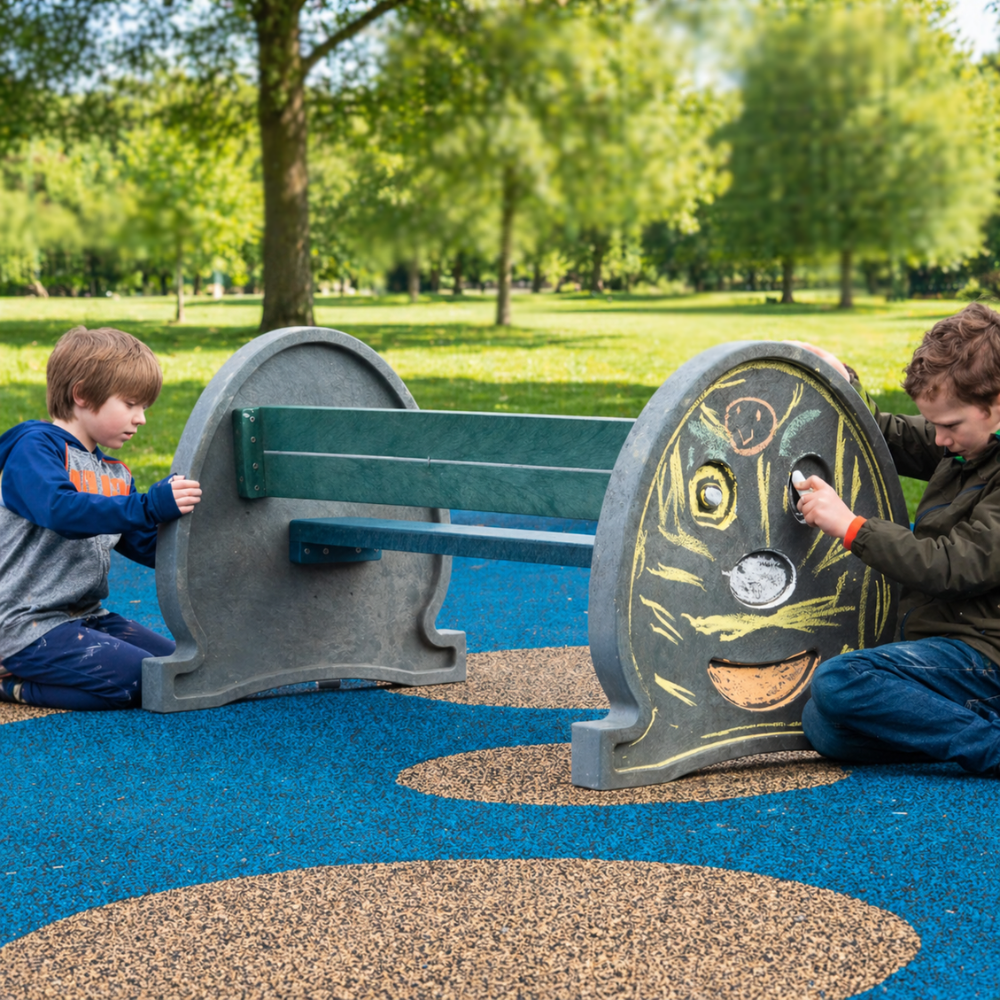 hanit Pippolino Kinderbank wird von Kindern mit Kreide ausgemalt