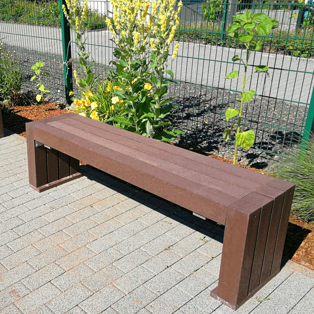 Calero Bank auf Schulhof