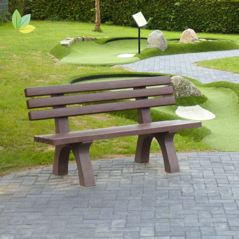 Sitzbank wetterfest auf dem Minigolf-Platz