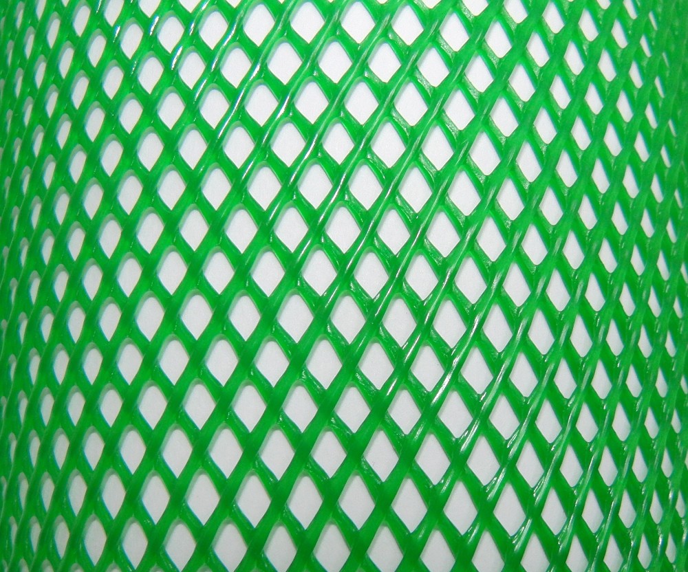 Netzschutzschlauch grün auf weissem Gegenstand