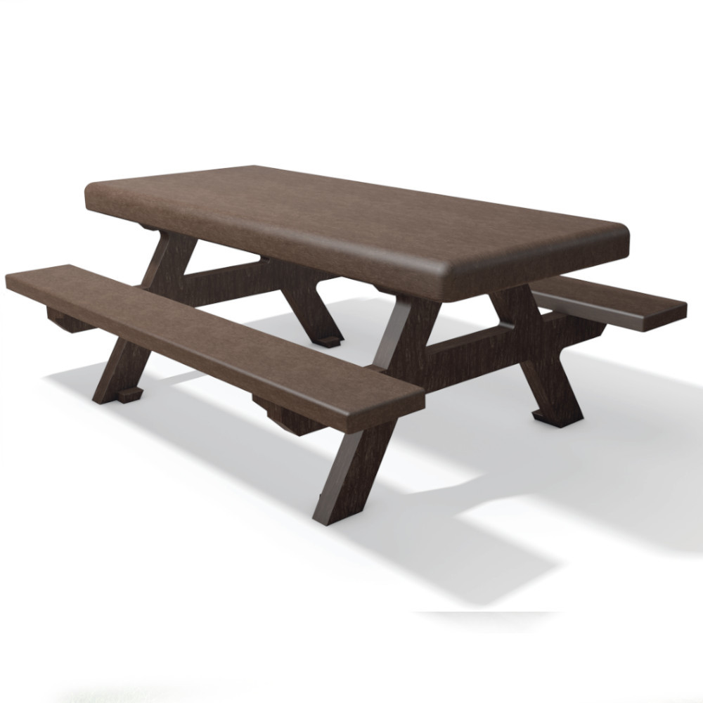 grau-blaue Kindersitzgruppe aus Recyclingkunststoff auf Holzpellets vor Wiese mit spielenden Kindern