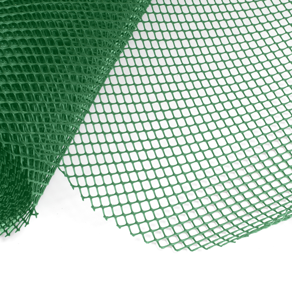 grünes Gitter auf Rolle vor weißem Hintergrund