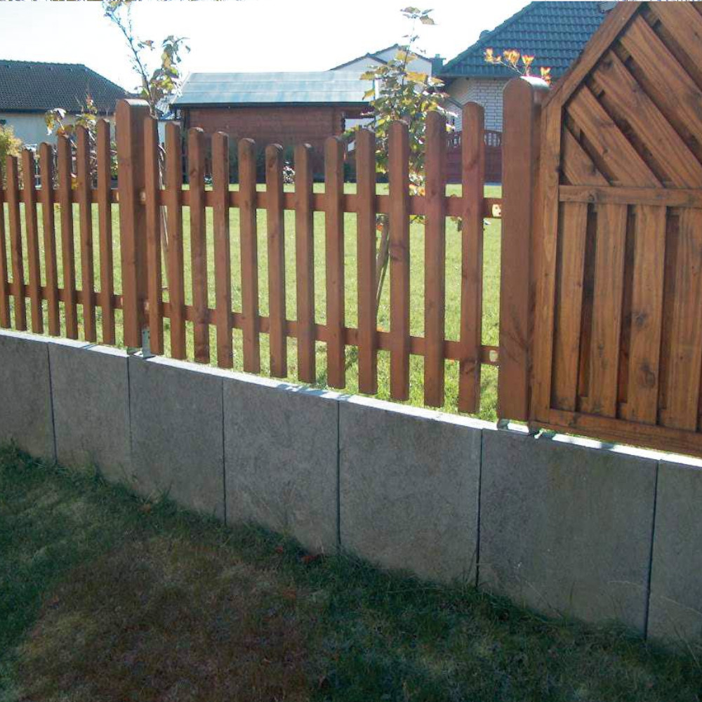 L-Steine als Hangbegrenzung unter Zaun