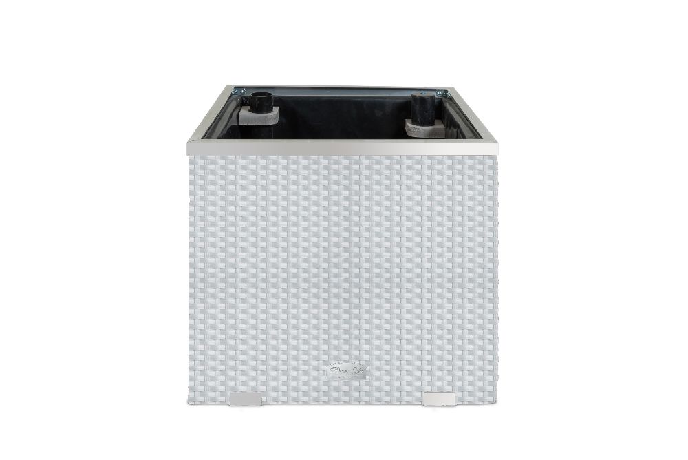 Rattan Blumenkübel mit intelligenter Bewässerung, 50cm x 50cm x 43cm Brauner Pflanzkübel in Rattanoptik mit lila Blumen bepflanzt