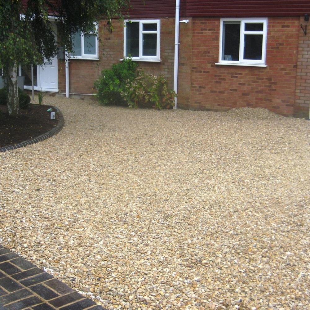 Weißes Rasengitter verfüllt mit Kies