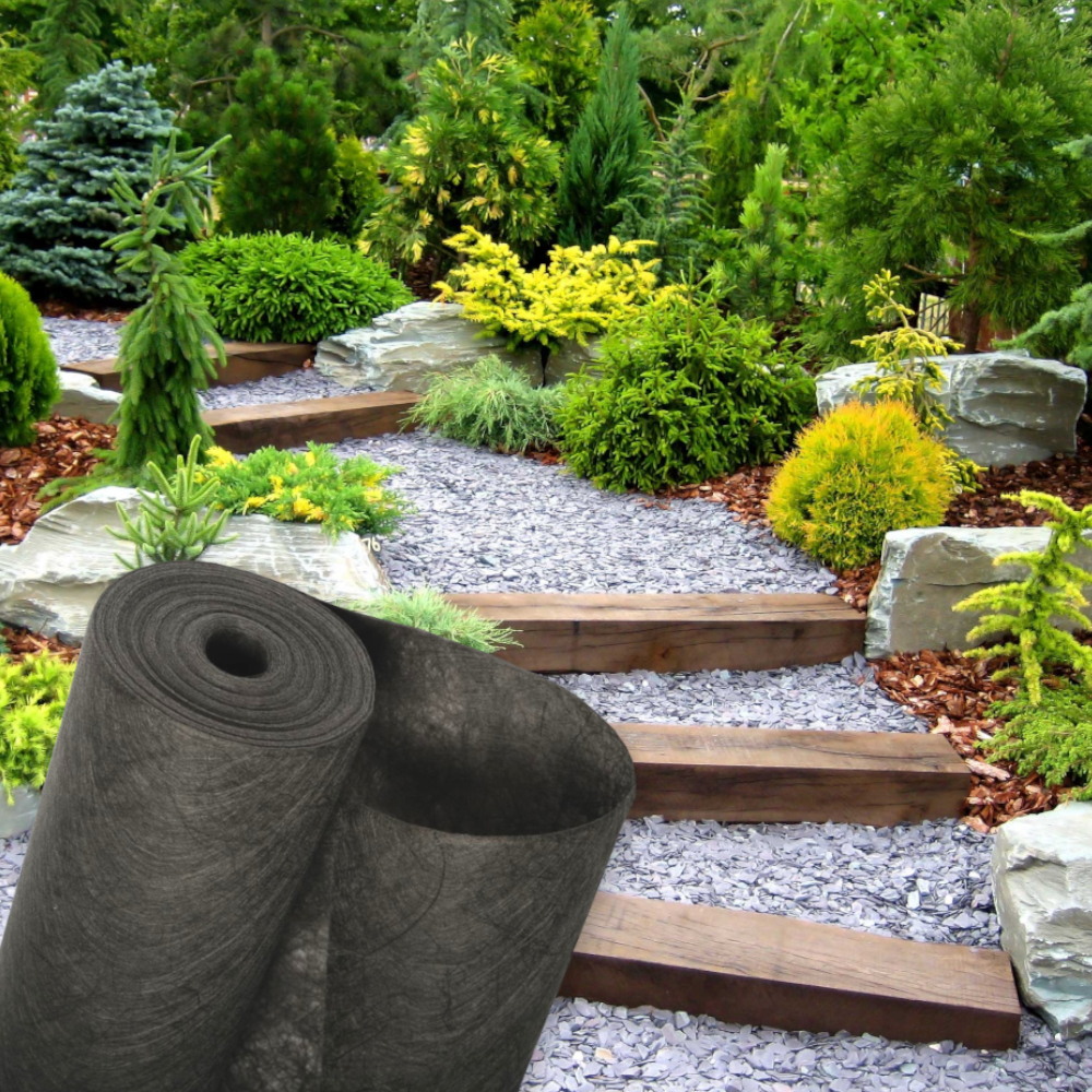 dunkelgraue Unkrautvlies Rolle vor einem Gartenweg aus Kies und Stufen