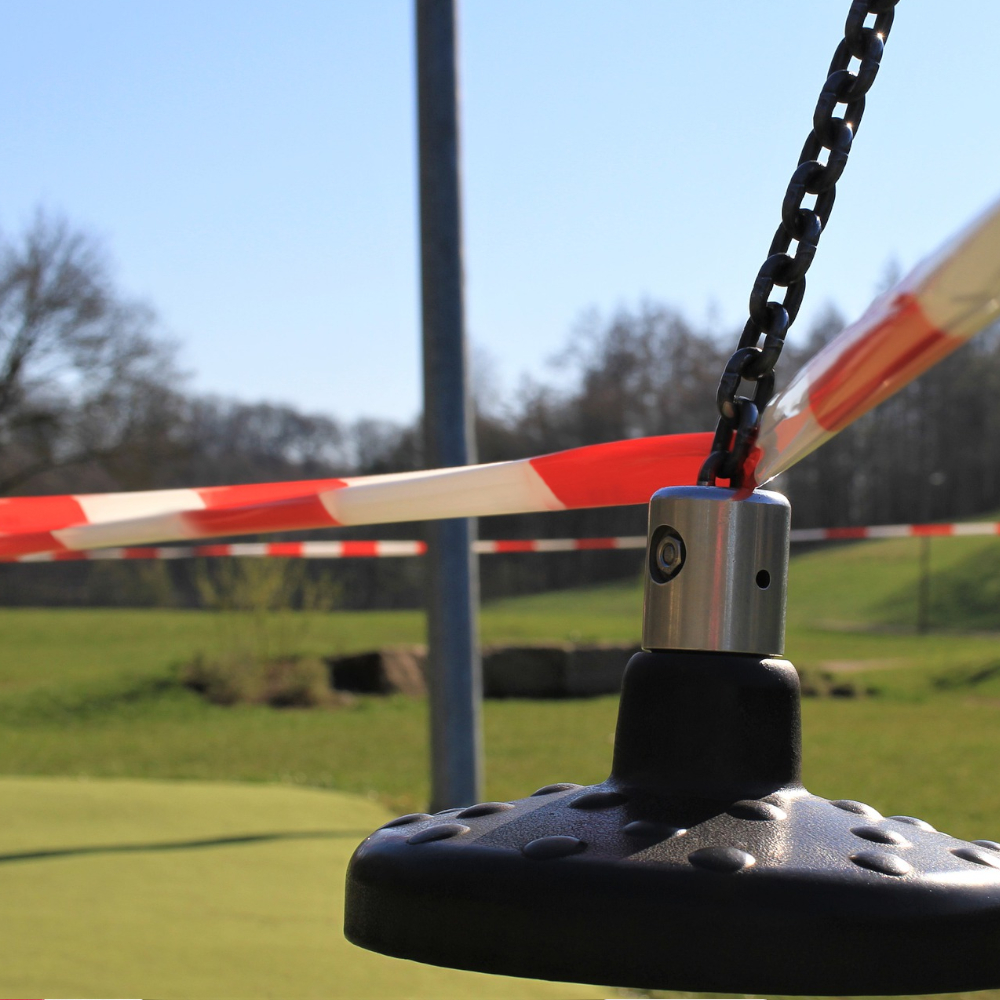 rot / weißes Absperrband sperrt sperrt Schaukel ab