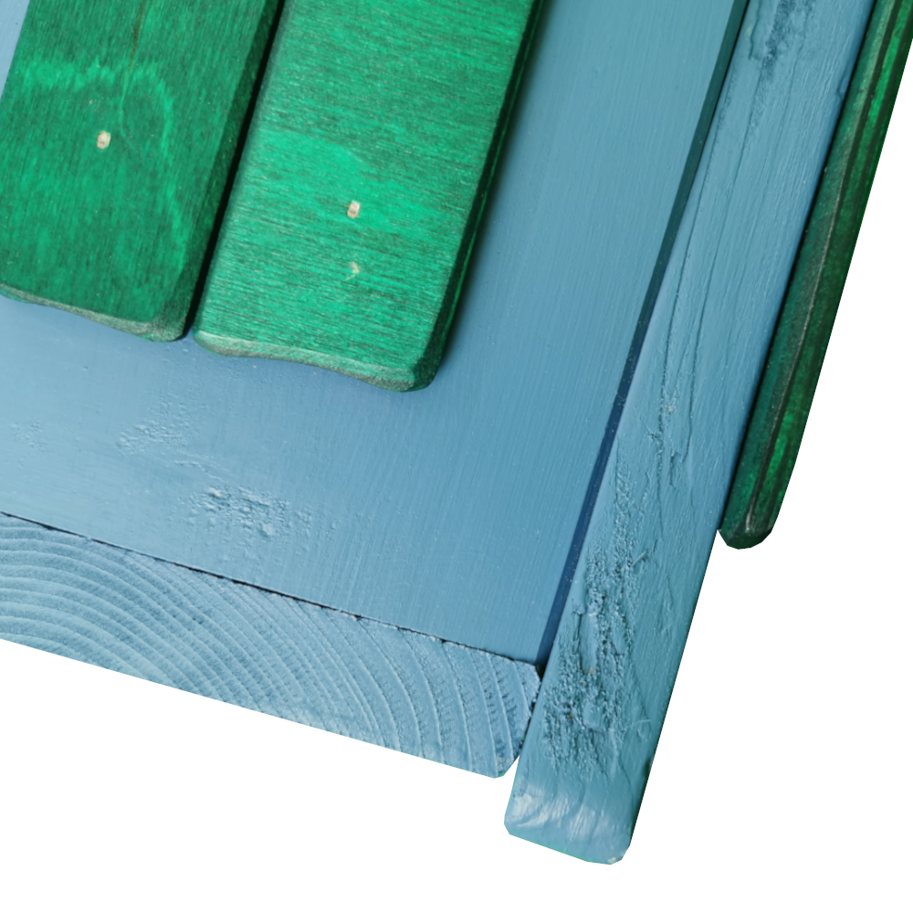 Ecke vom blauen Vogelhäuschen von ganz nah. Holzstruktur und Farbverlauf erkennbar