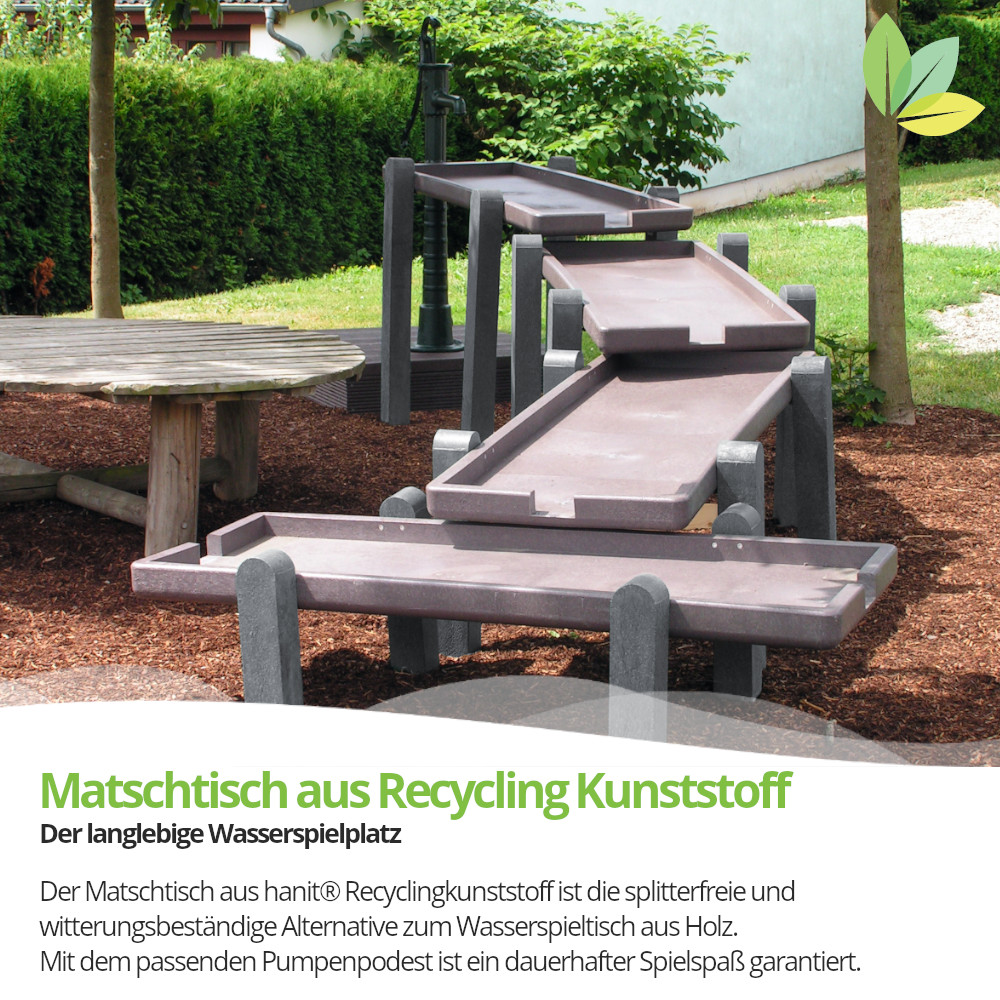 Matschtisch - verschiedene Plattformen absteigend auf Pfosten ergibt Wasserspiel