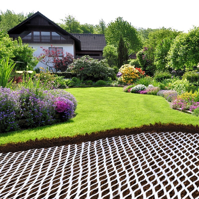 Querschnitt eines Gartens, in dem unter dem Rasen das Wasserspeichervlies eingebaut ist