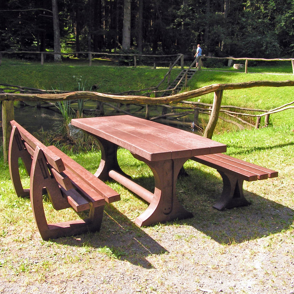 braune Sitzgruppe im Wald