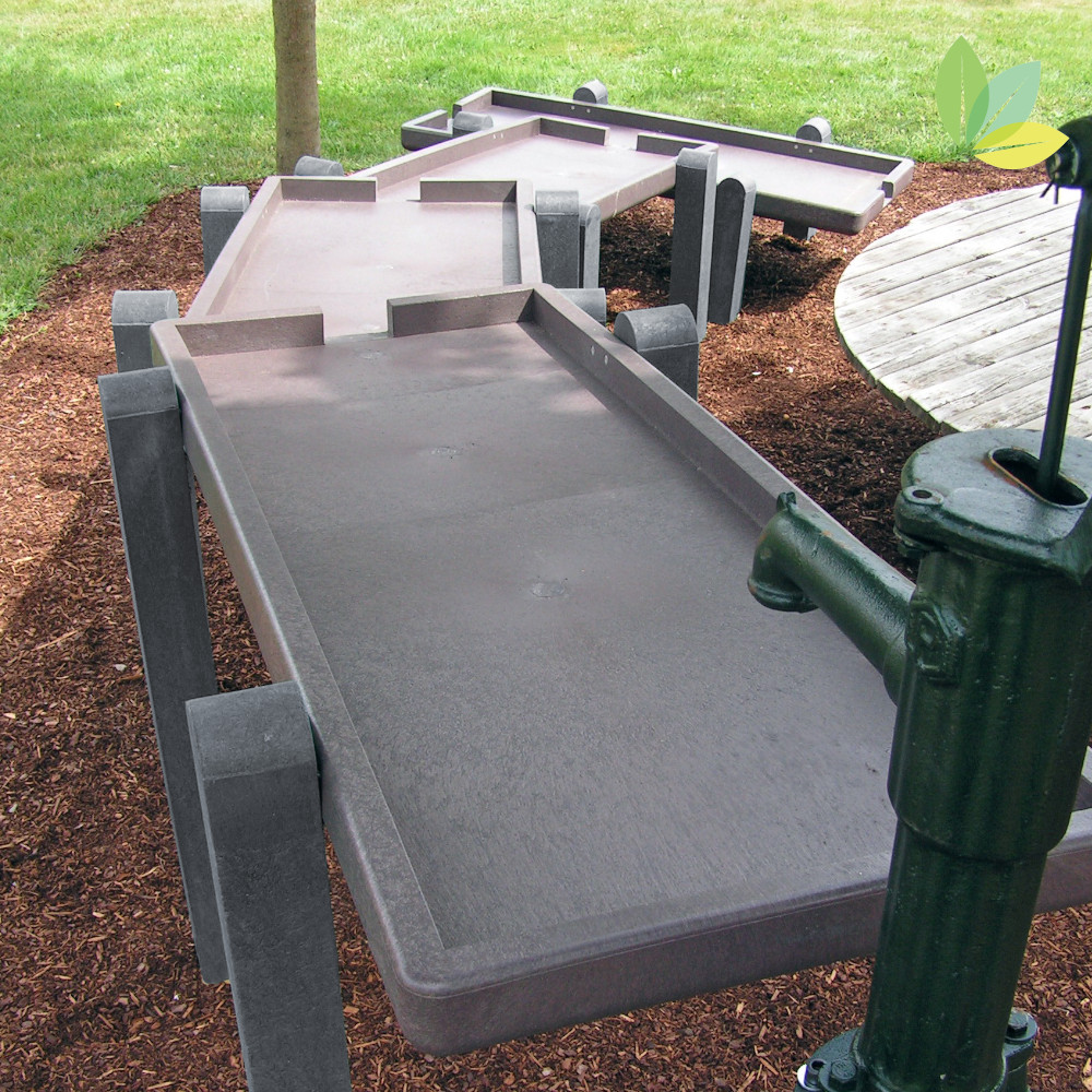 Matschtisch - verschiedene Plattformen absteigend auf Pfosten ergibt Wasserspiel