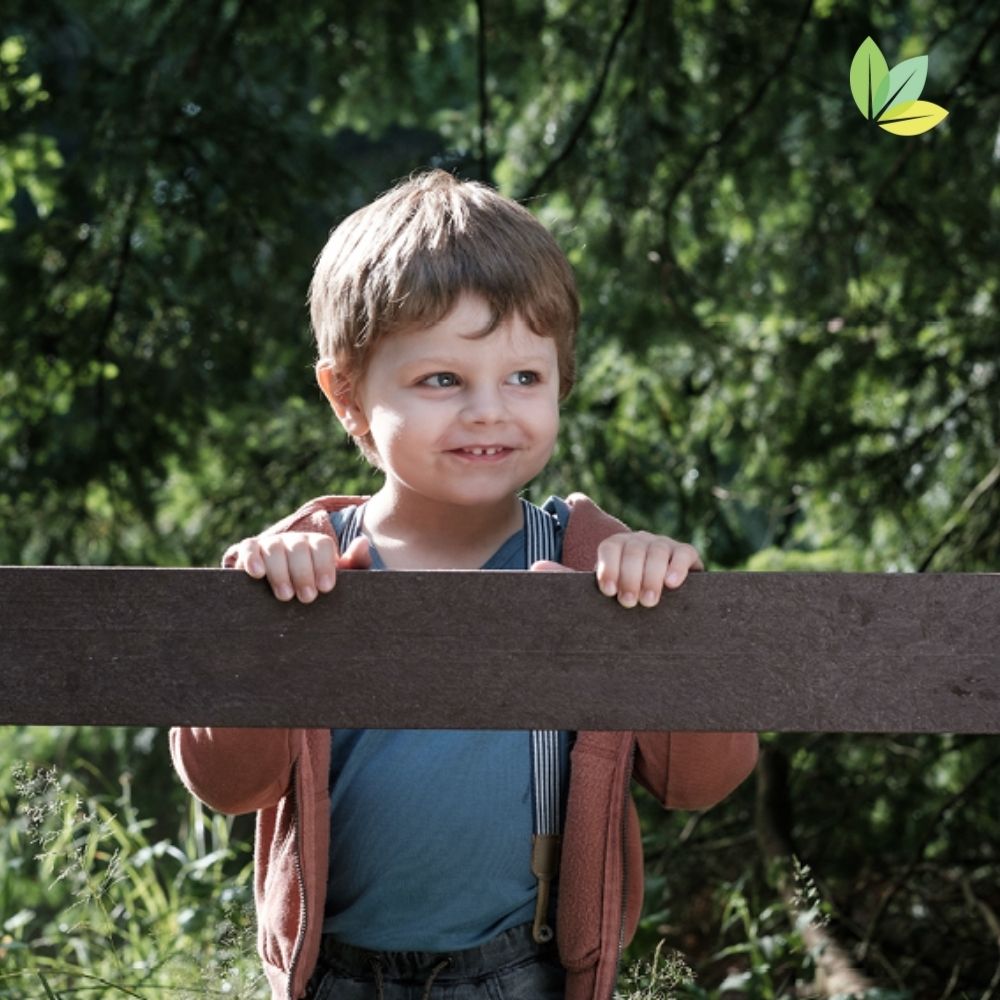 Glückliches Kind spielt an den Kunststoffbrett - keine Verletzungsgefahr