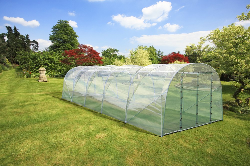 Römi Classic 10 Foliengewächshaustunnel auf Rasenfläche mit den Maßen 3,5 x 10 x 2,35m