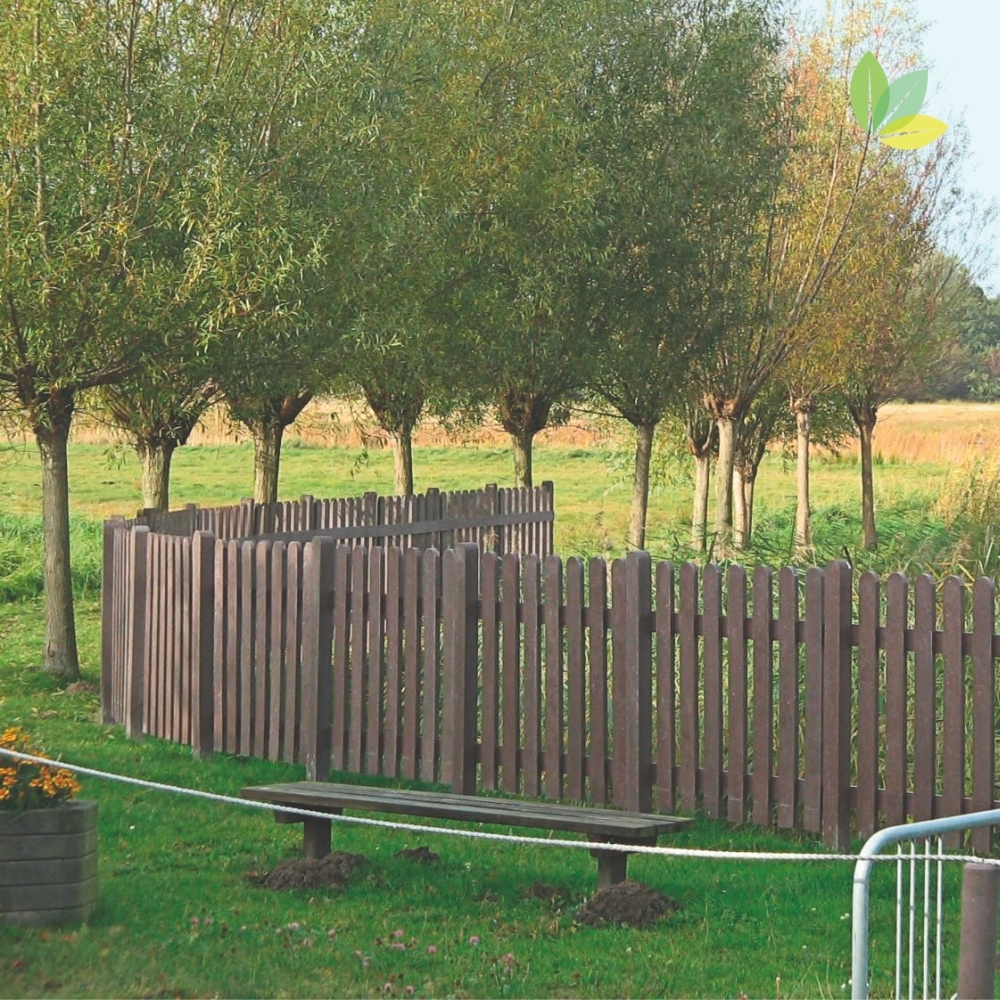 Braune Zaunlatten aus Recyclingkunststoff im Obstgarten