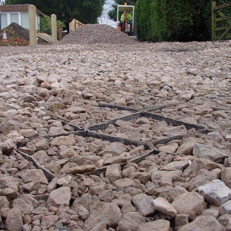 Grober Schotter in Geozellen