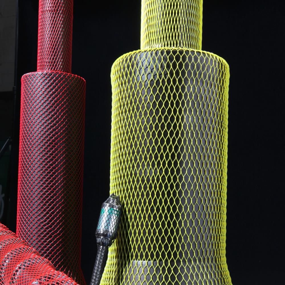 Netzschutzschläuche über schwarze Maschinenteile