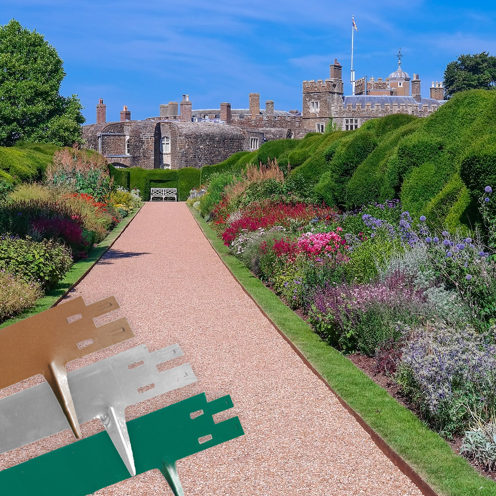 Metall Rasenkanten als Beeteinfassung bei schönen Weg