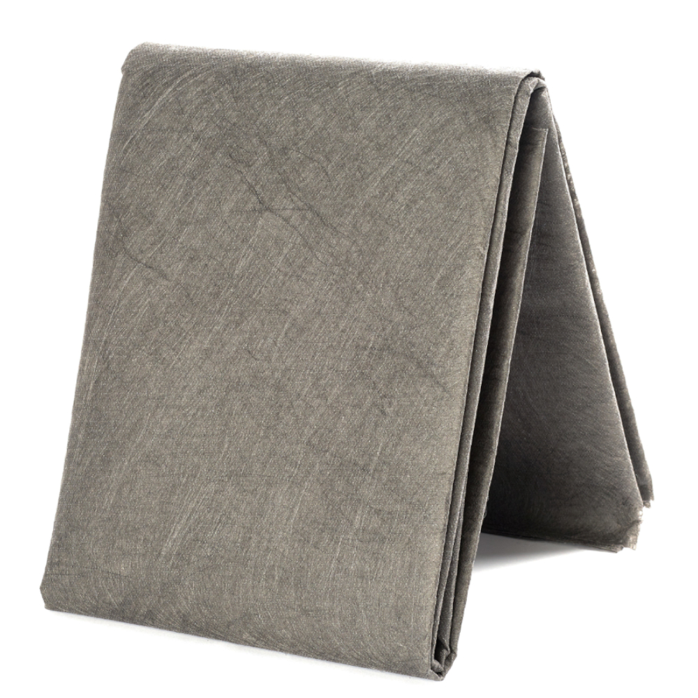 hellgraues Terrassenbauvlies gefaltet auf weißem Hintergrund