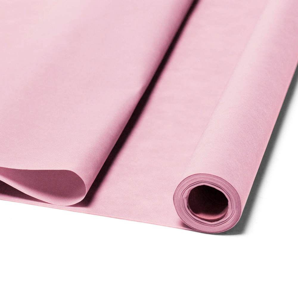 altrosa Tischedecke auf Rolle vor weißem Hintergrund